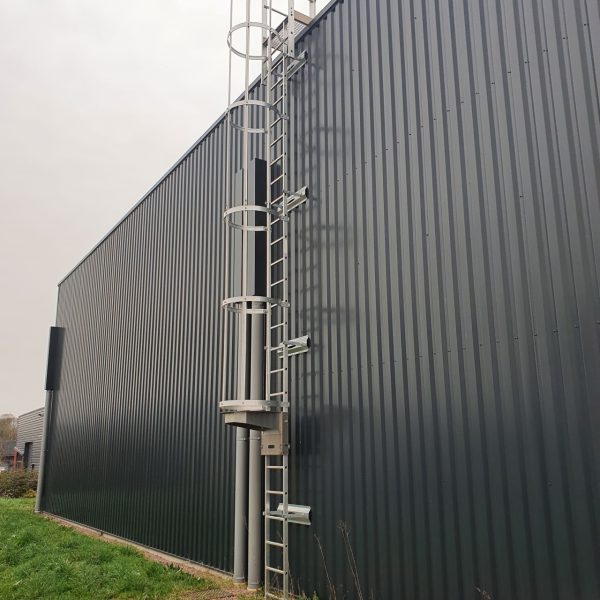 Echelle_a_crinoline_avec_plaque_bardage